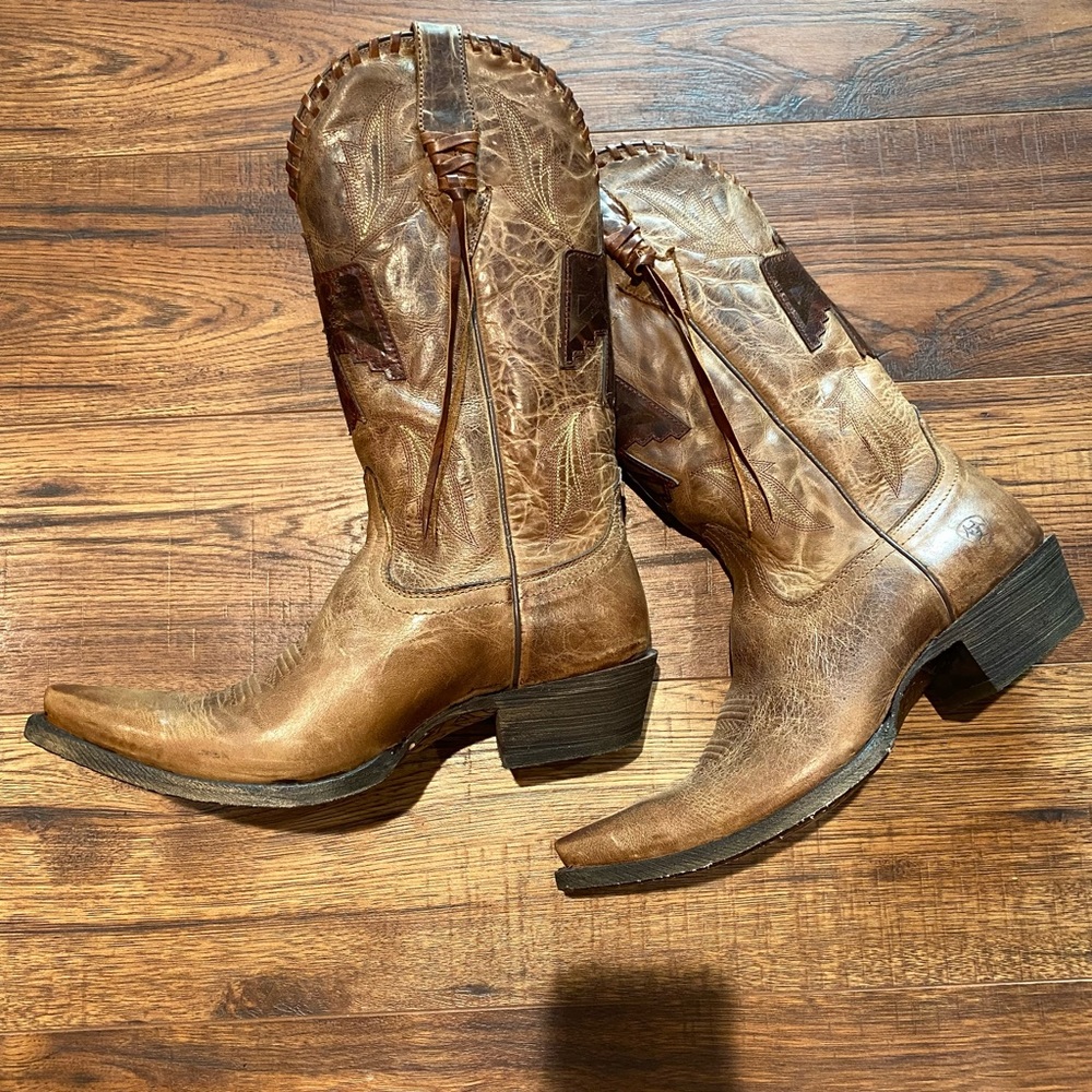 ARIAT TAN THUNDERBIRD OVERLAY BOOTS SNIP TOE